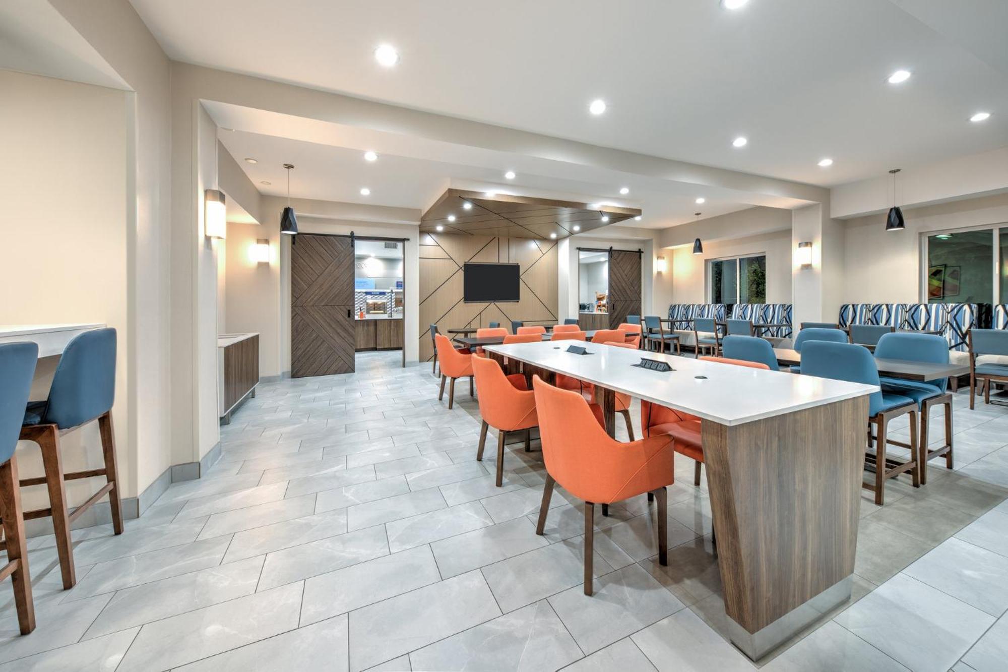 Express & West By Ihg Hotel Dallas